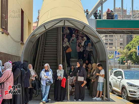 الأمهات ينتظرن الطلاب أمام المدراس الأمهات ينتظرن الطلاب أمام المدراس