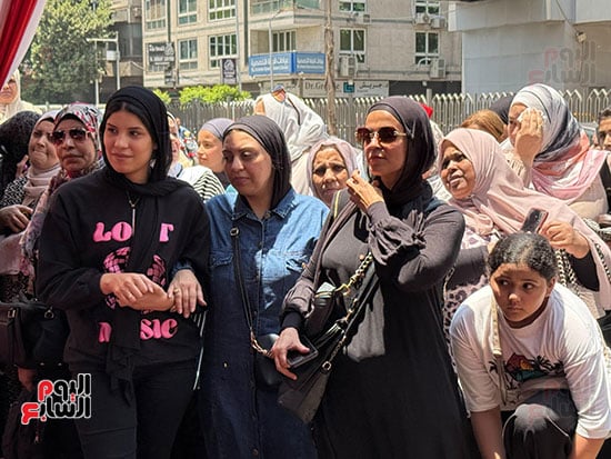 طلاب الثانوية العامة يؤدون أول امتحانات العام الدراسي طلاب الثانوية العامة يؤدون أول امتحانات العام الدراسي