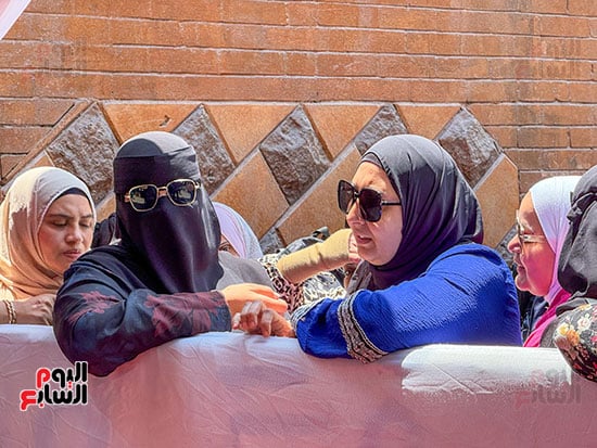 انتظار الأمهات في محيط المدارس انتظار الأمهات في محيط المدارس