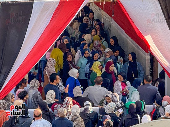 طلاب الثانوية العامة يبدأون امتحان الدين طلاب الثانوية العامة يبدأون امتحان الدين