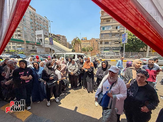 انتظار الأمهات أمام المدارس انتظار الأمهات أمام المدارس