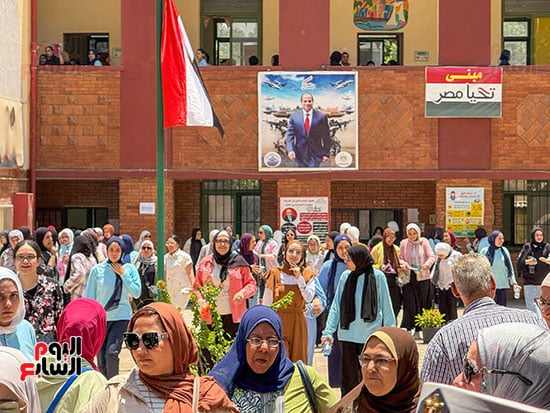 خروج طالبات الثانوية العامة من اللجان الامتحانية خروج طالبات الثانوية العامة من اللجان الامتحانية