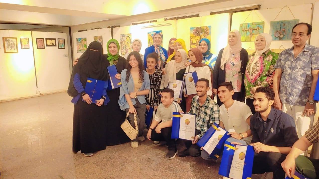 تكريم الفنانين المشاركين في معرض تجربة شخصية