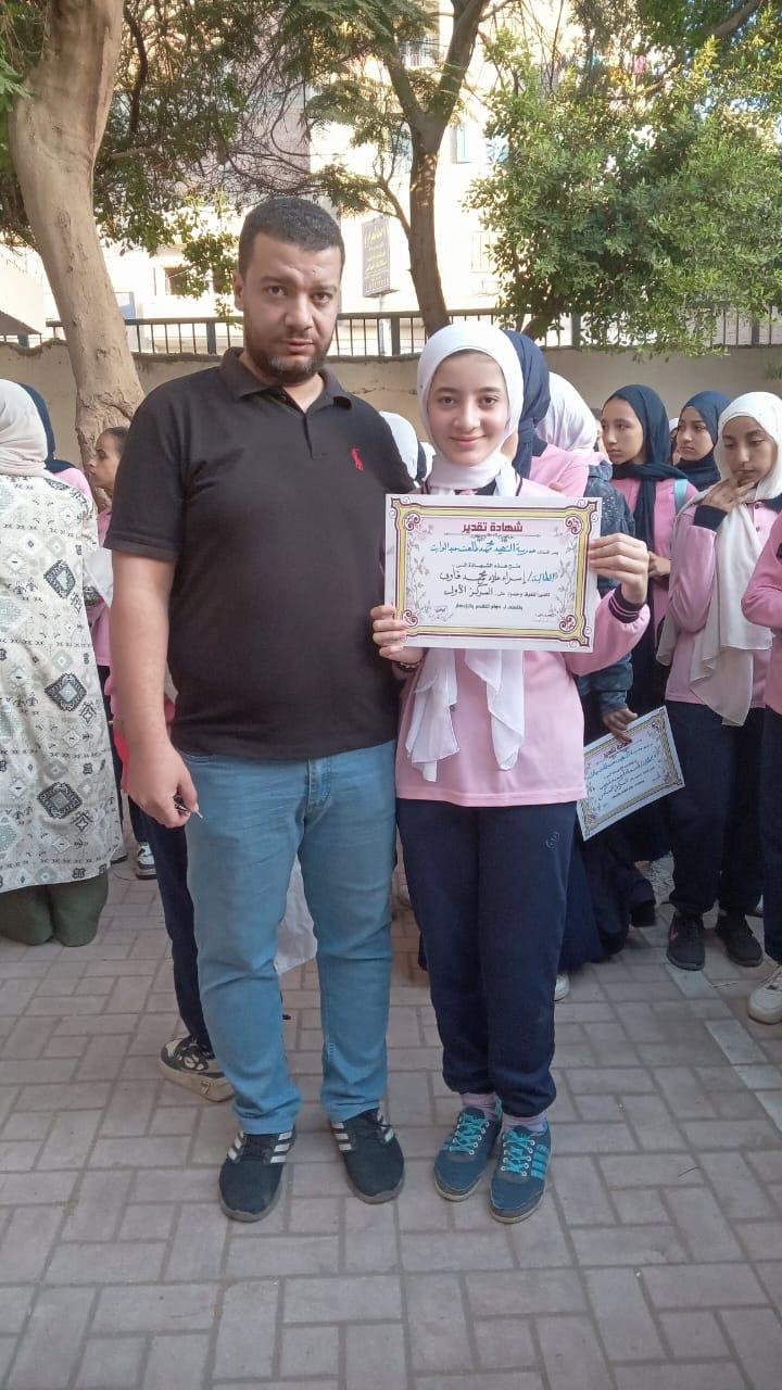 الطالبة إسراء مع والدها الطالبة إسراء مع والدها