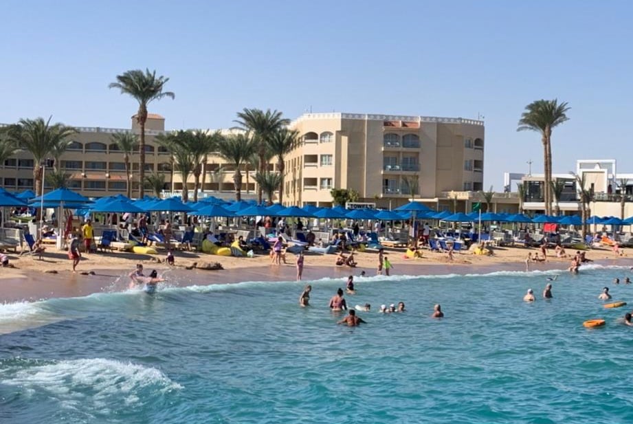 السياح يستمتعون بالبحر السياح يستمتعون بالبحر