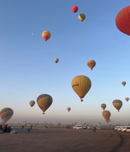 البالونات الطائرة تحلق بصورة يومية فى سماء الأقصر