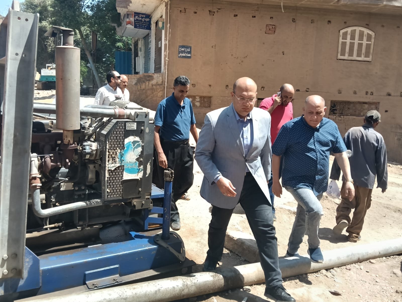 نائب محافظ الجيزة يتفقد أعمال إصلاح هبوط الصرف الصحى بمنطقة العطور نائب محافظ الجيزة يتفقد أعمال إصلاح هبوط الصرف الصحى بمنطقة العطور