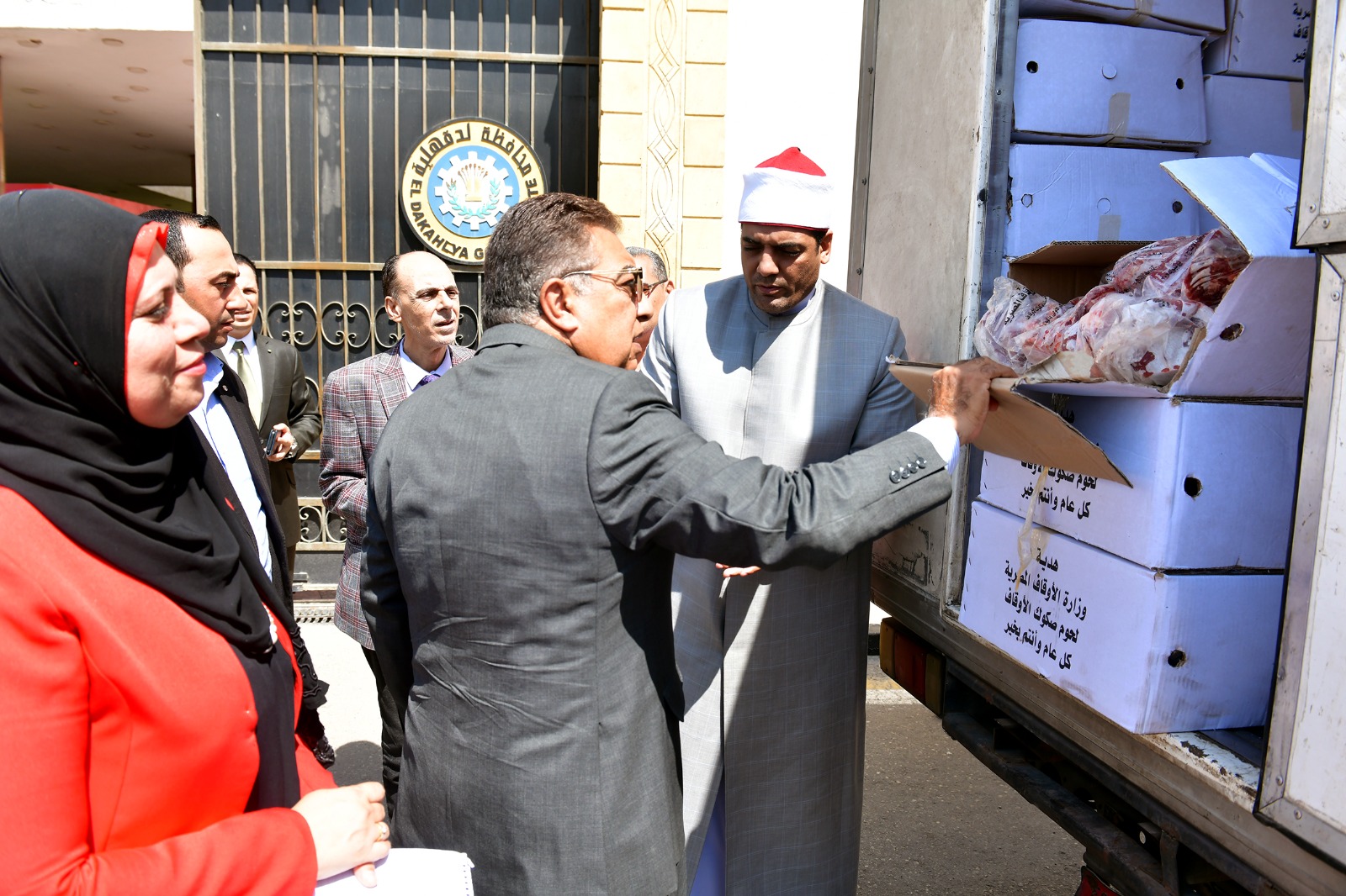 محافظ الدقهلية يستلم صكوك الأضاحى من وكيل وزارة الأوقاف (2)