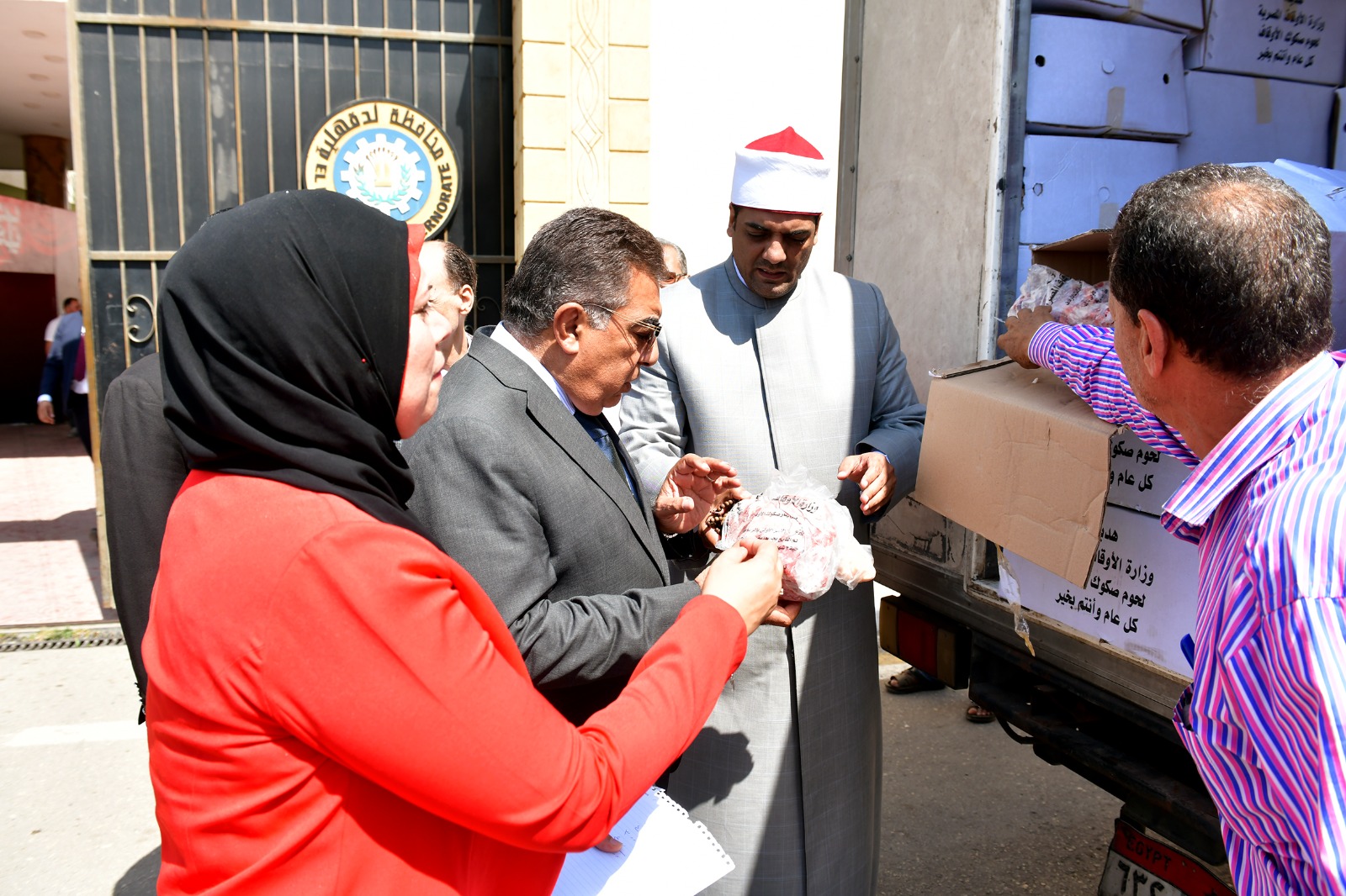 محافظ الدقهلية يستلم صكوك الأضاحى من وكيل وزارة الأوقاف (3)