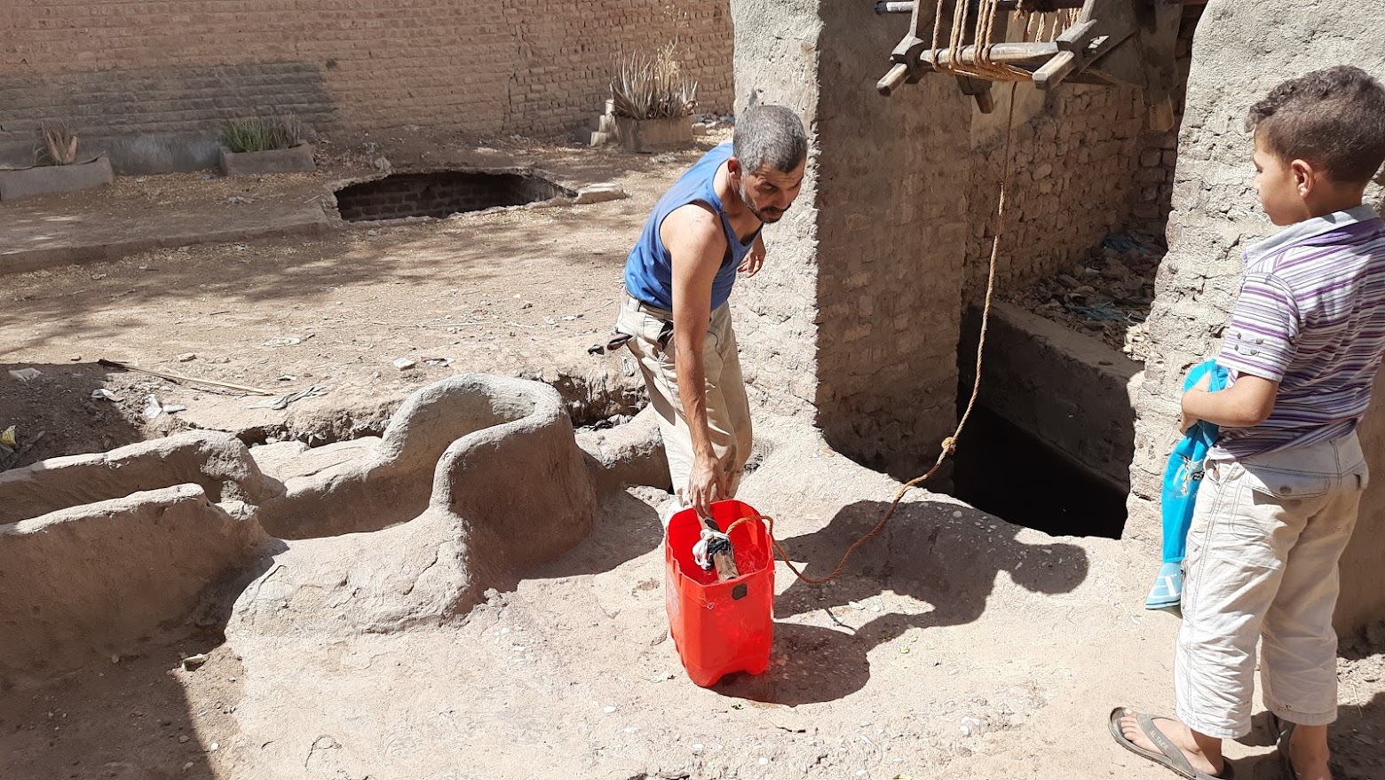 أعمال سحب المياه من البئر