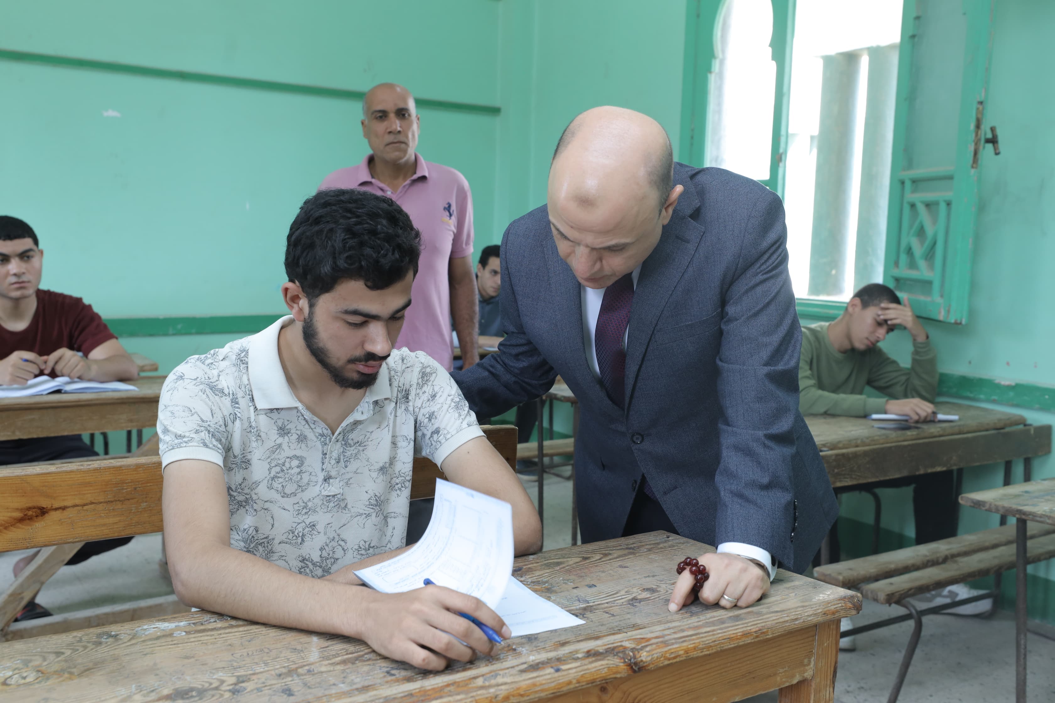 محافظ كفرالشيخ يطمئن على سير امتحانات الثانوية الأزهرية