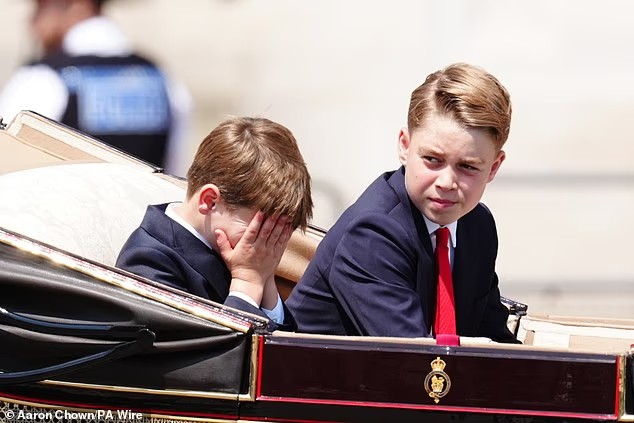 الأمير لويس يغطي وجه