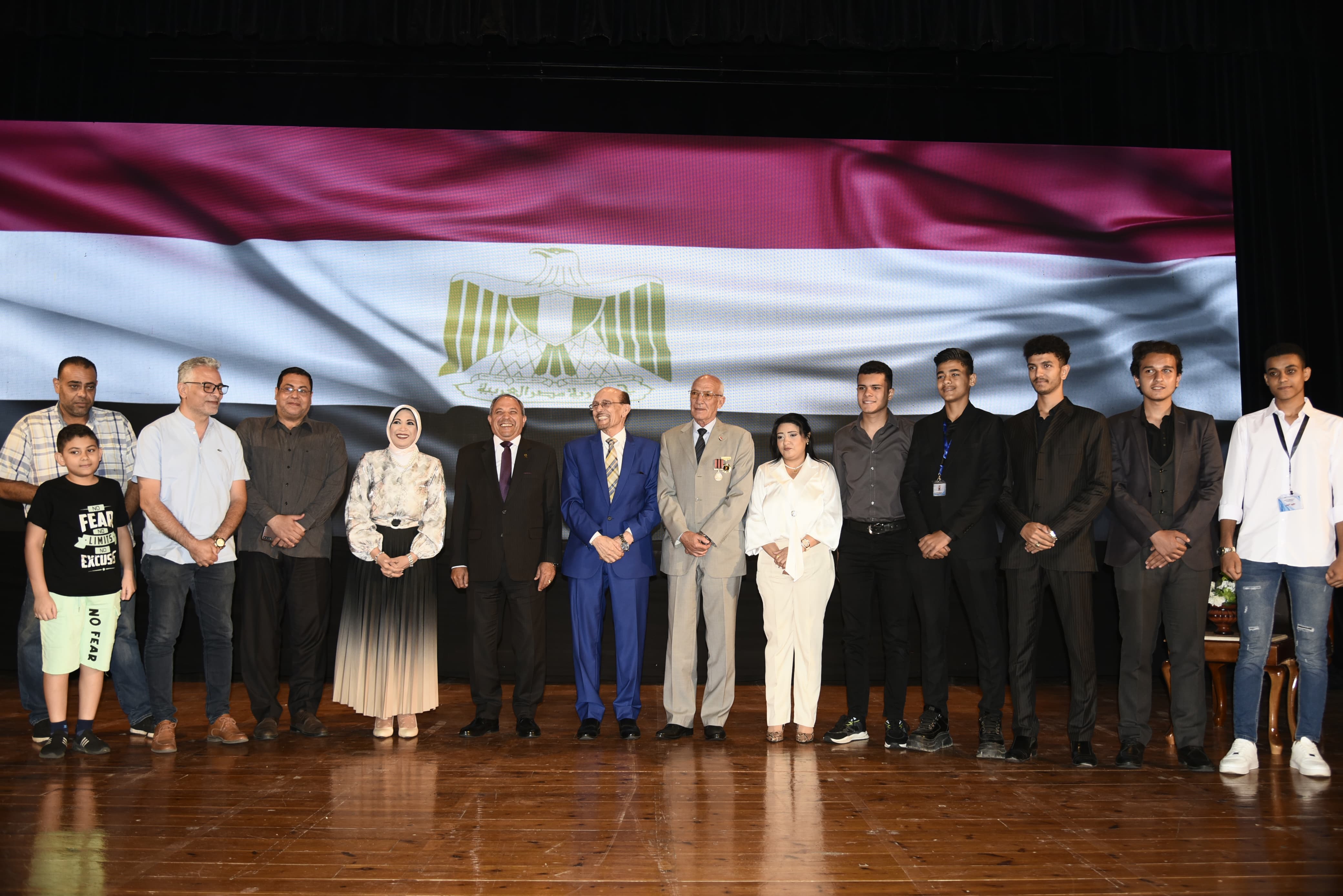 المخافظ والفنان محمد صبحي وشباب المبادرو المخافظ والفنان محمد صبحي وشباب المبادرو