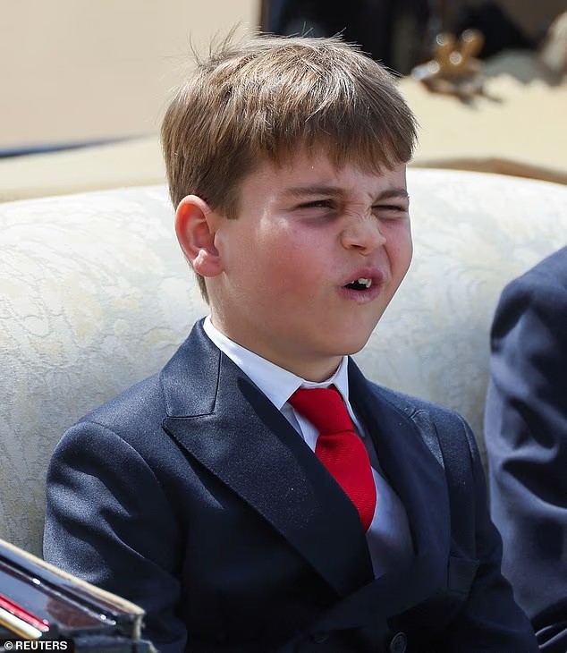 الأمير لويس يلفت الأنظار بحركاته الفكاهيه