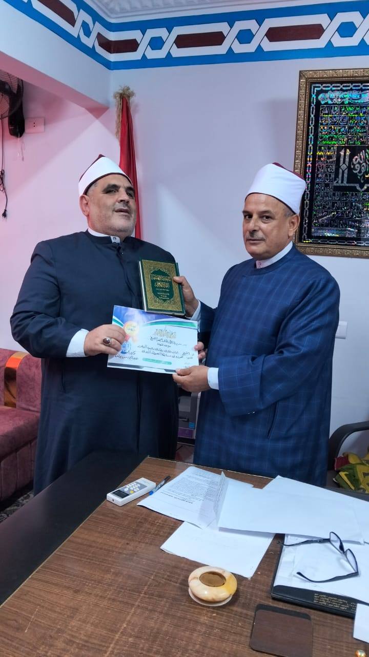 وكيل أوقاف كفر الشيخ يكرم  هاني مغازي الدعدر صاحب جائزة الصوت الندي