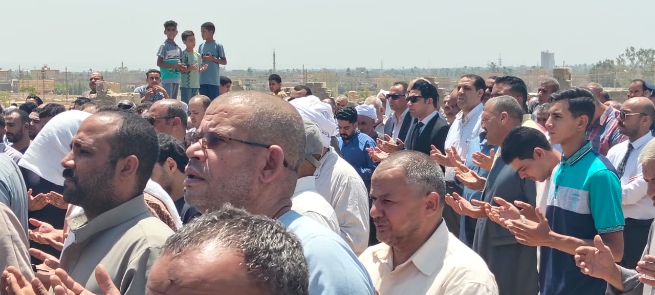 أهالي سوهاج خلال تشييع الجثمان