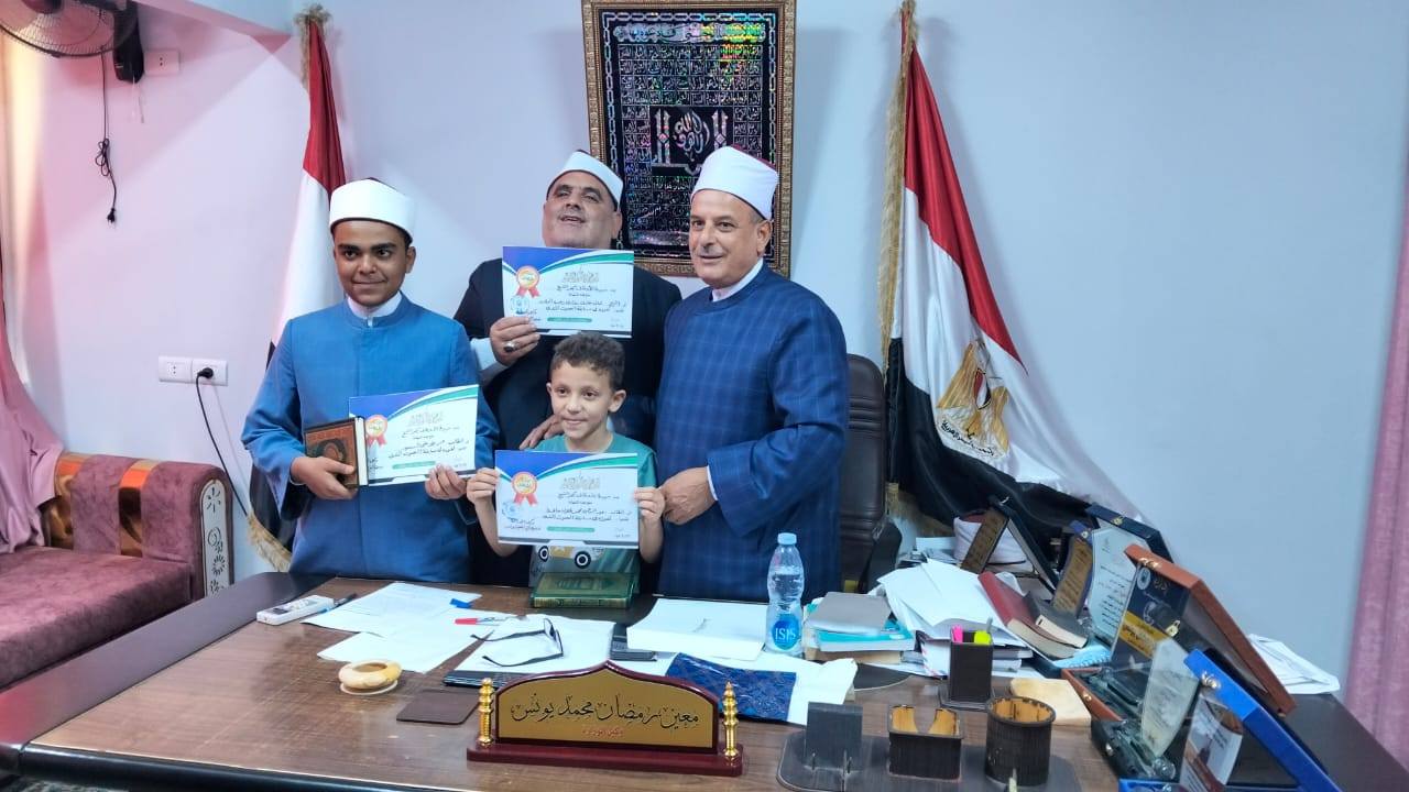 وكيل أوقاف كفر الشيخ يكرم أصحاب الصوات الندية