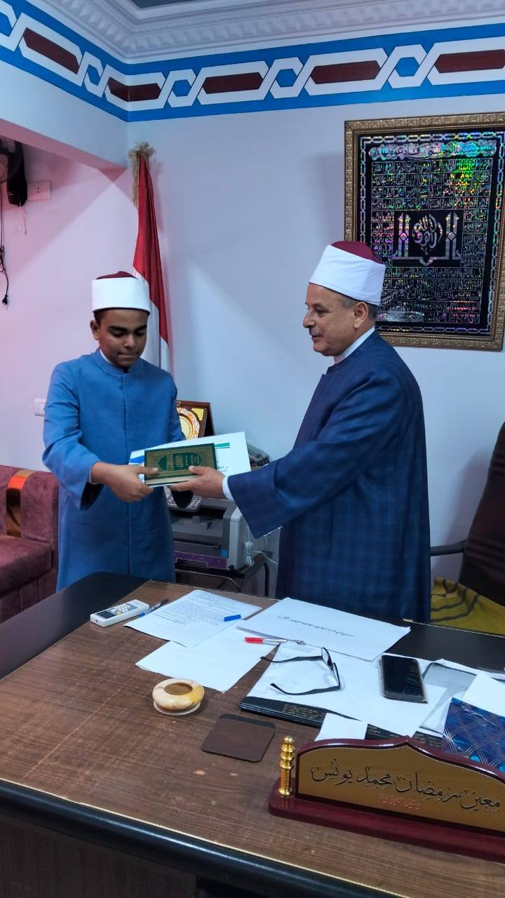 وكيل أوقاف كفر الشيخ يكرم عمر عماد  يكرم صاحب الصوت الندى