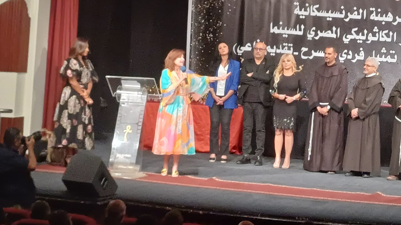 أول ظهور للفنانة إلهام شاهين في المركز الكاثوليكي عقب عودتها من العراق (1)