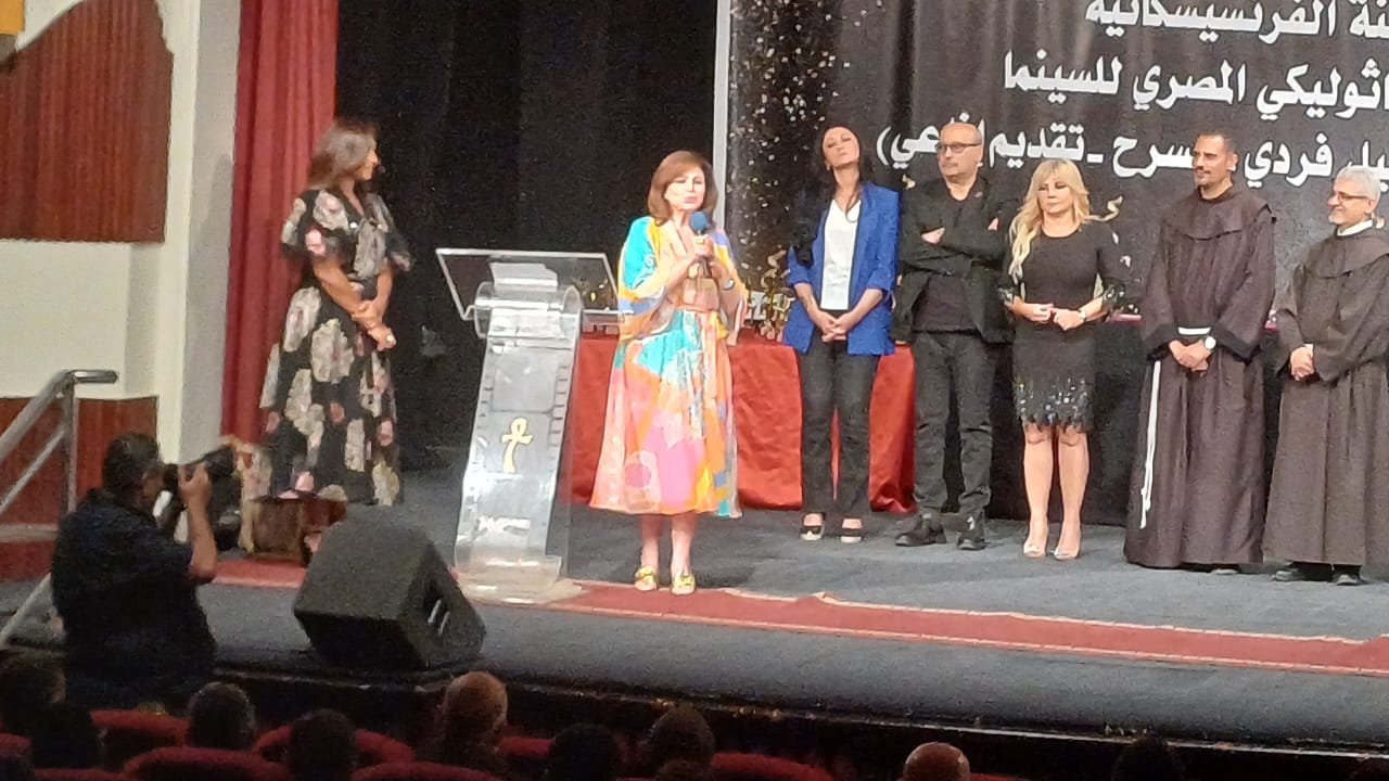 أول ظهور للفنانة إلهام شاهين في المركز الكاثوليكي عقب عودتها من العراق (2)