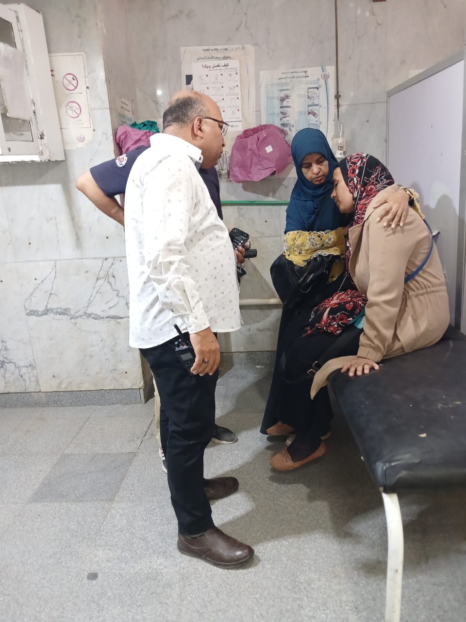 المراقبين يتلقون العلاج داخل المستشفى (1)