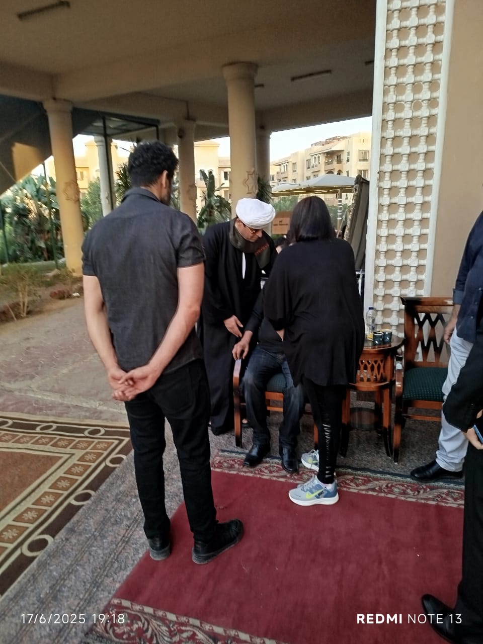 الموسيقار صلاح الشرنوبي يستقبل العزاء في نجله محمد بمسجد الشرطة (3)