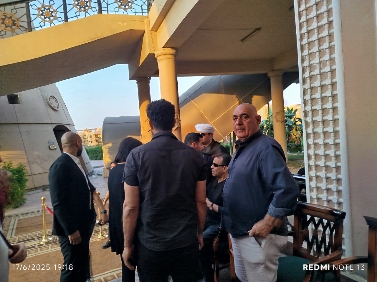 الموسيقار صلاح الشرنوبي يستقبل العزاء في نجله محمد بمسجد الشرطة (4)