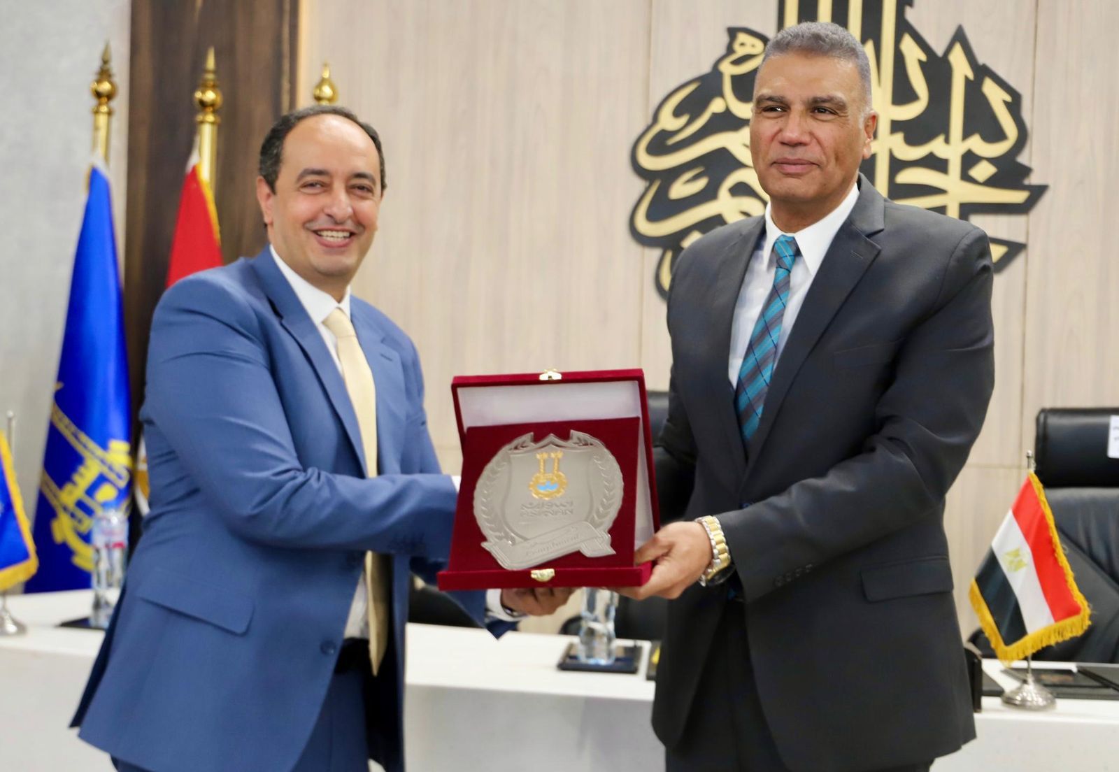 اللواء دكتور إسماعيل كمال محافظ أسوان والدكتور عمرو عثمان مدير صندوق مكافحة الإدمان اللواء دكتور إسماعيل كمال محافظ أسوان والدكتور عمرو عثمان مدير صندوق مكافحة الإدمان