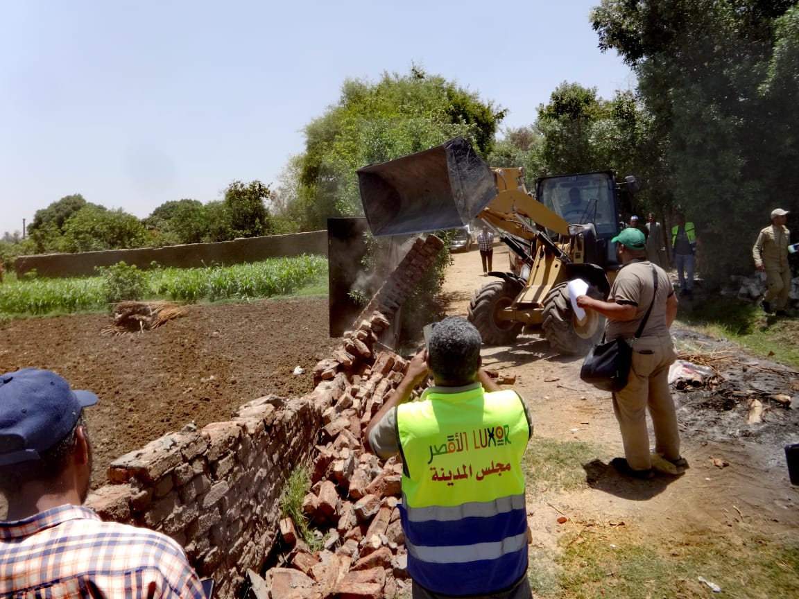 حملة لتنفيذ 7 قرارات إزالة خلال حملة مكبرة بمدينة الأقصر حملة لتنفيذ 7 قرارات إزالة خلال حملة مكبرة بمدينة الأقصر