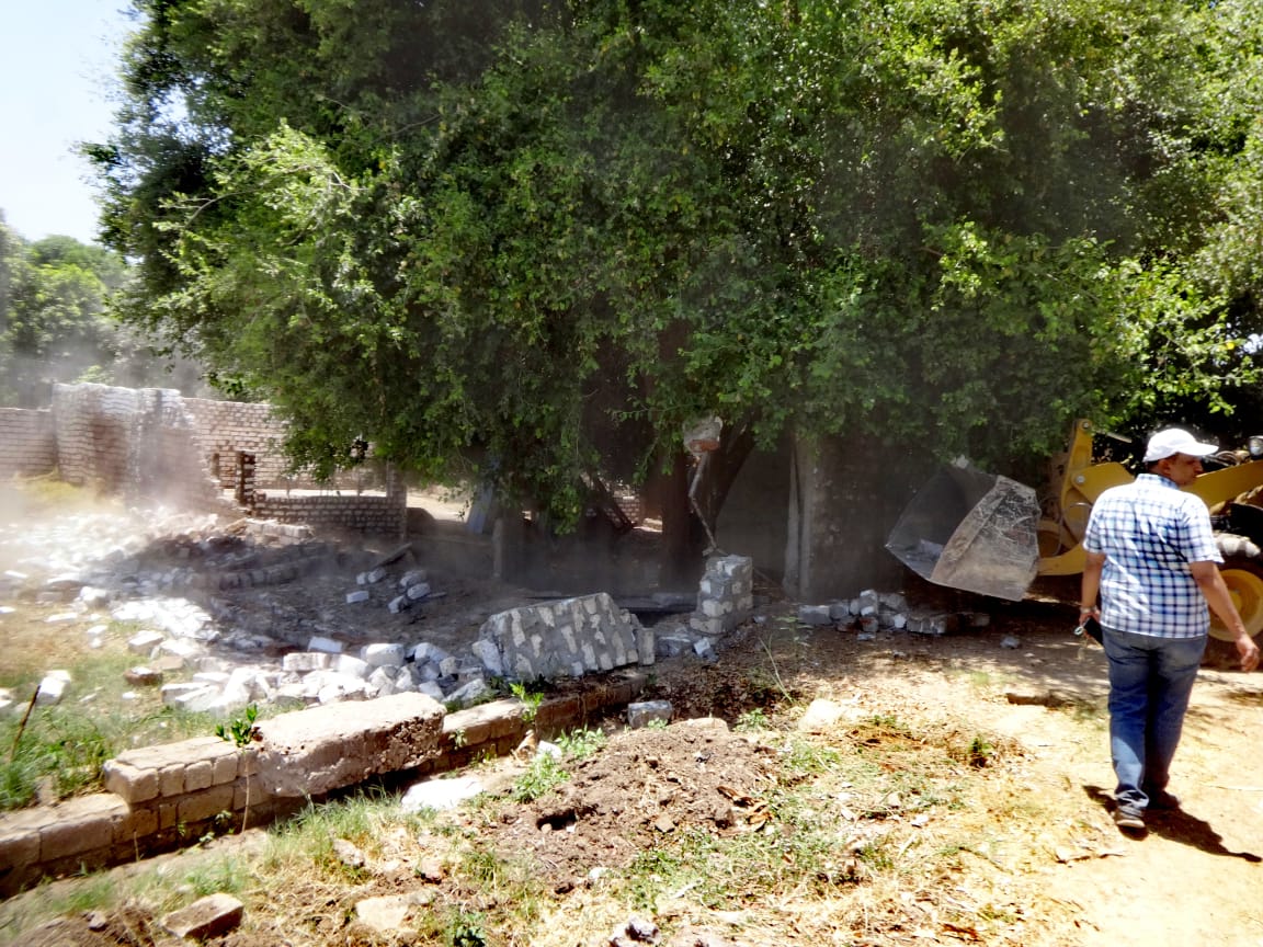 تنفيذ 7 قرارات إزالة خلال حملة مكبرة بمدينة الأقصر تنفيذ 7 قرارات إزالة خلال حملة مكبرة بمدينة الأقصر