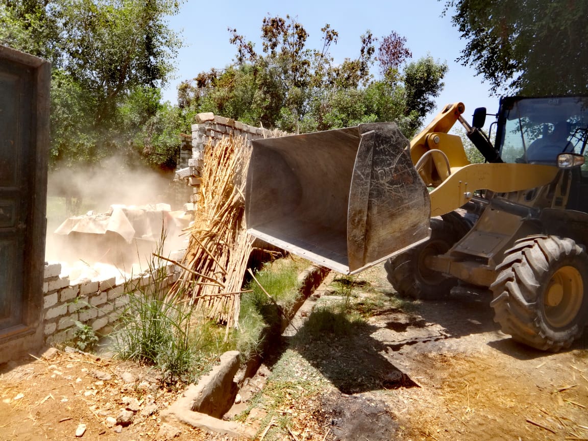 تنفيذ قرارات إزالة خلال حملة مكبرة بمدينة الأقصر تنفيذ قرارات إزالة خلال حملة مكبرة بمدينة الأقصر