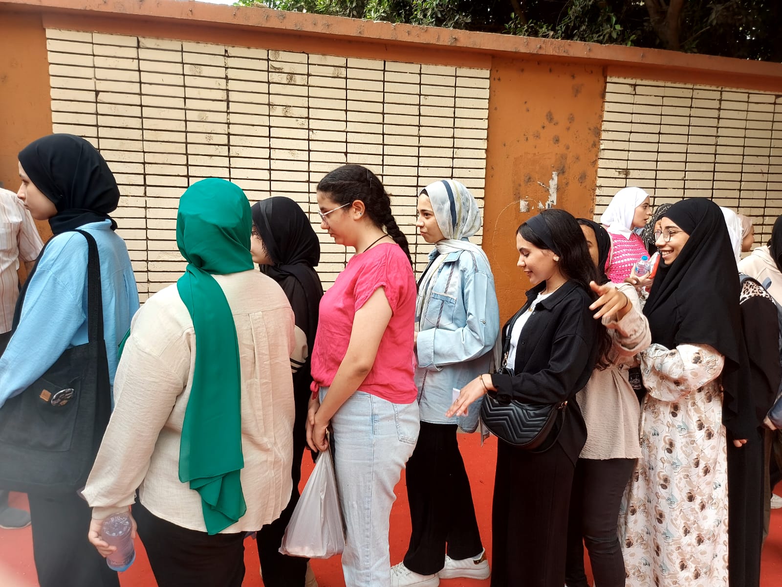 بدء دخول طلاب الثانوية العامة اللجان بالدقى