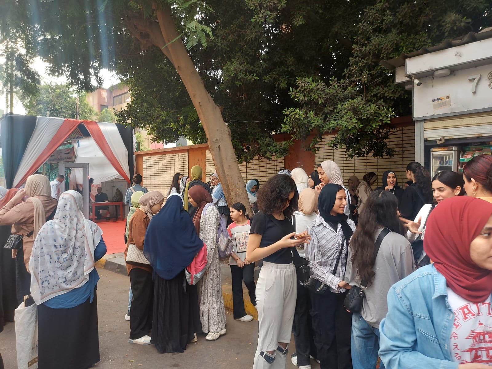 طلاب الثانوية العامة أمام اللجان قبل امتحان اللغة الثانية