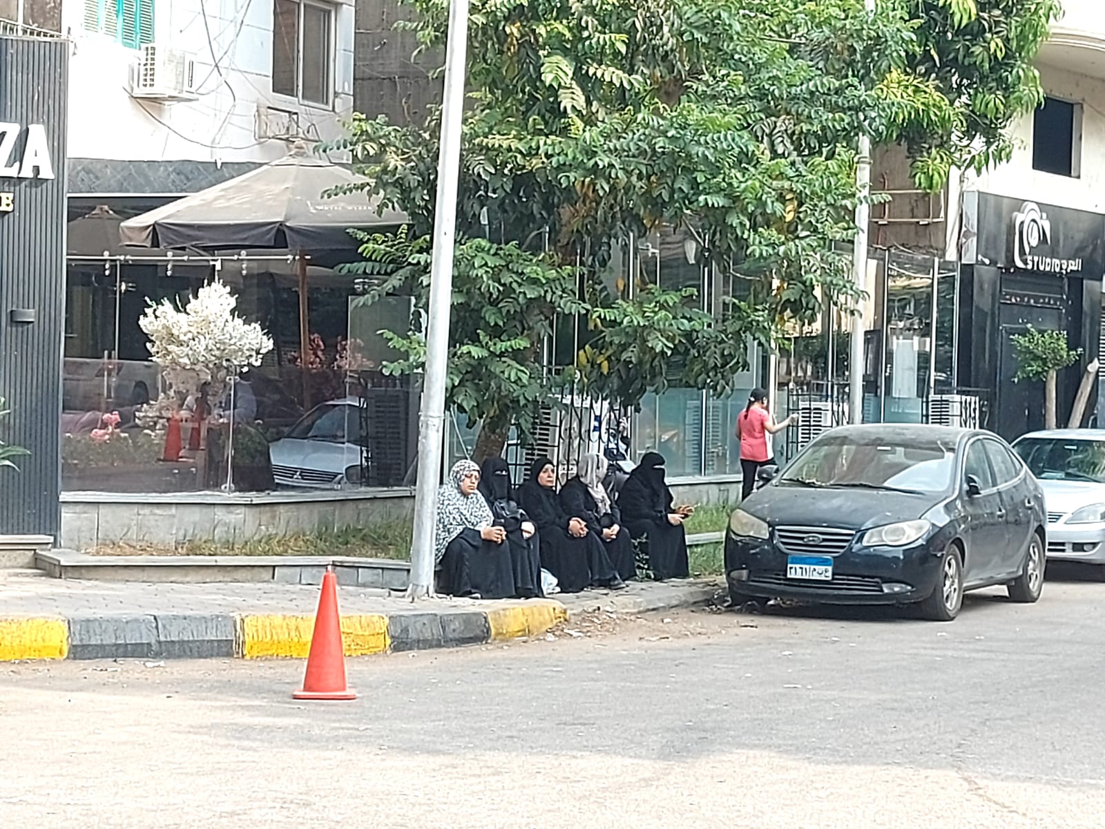 الأمهات يدعمون أبنائهم بالدعاء وقراءة القرأن 