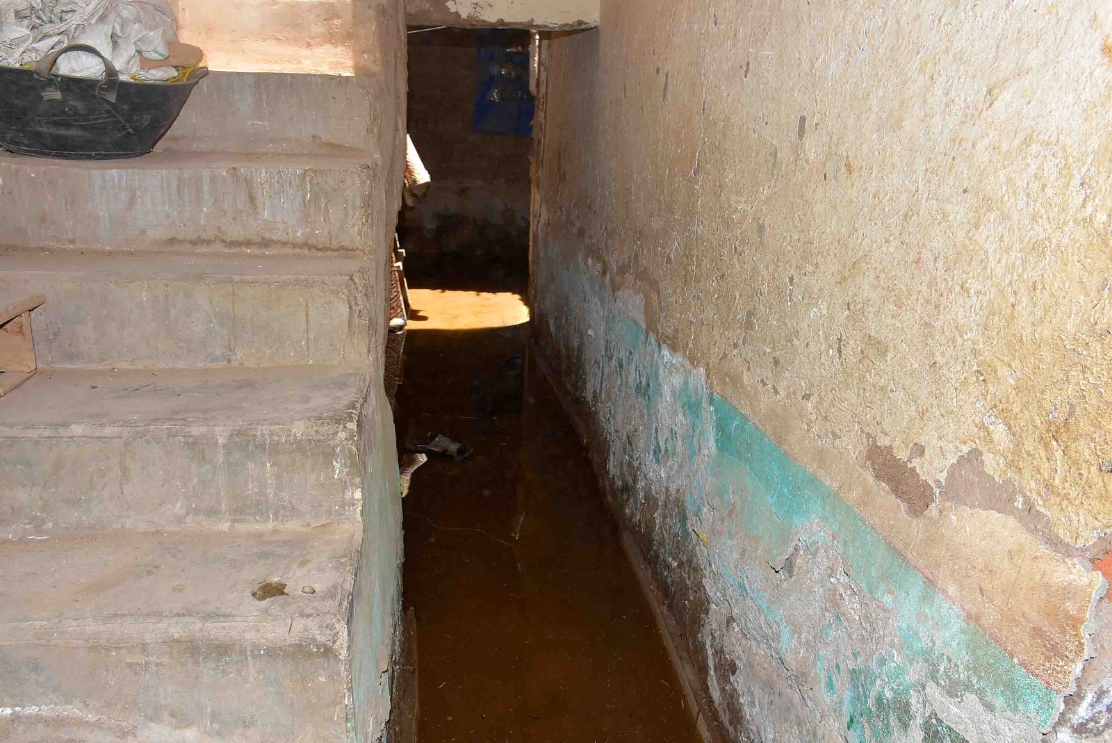 توجيه بحل عاجل لمشكلة المياه السطحية بقرية النمسا