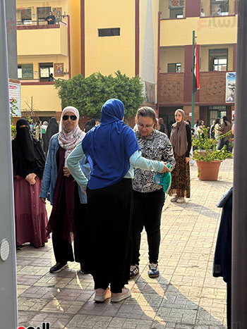 إجراءات تفتيش طلاب الثانوية بالجيزة قبل بدء امتحان اللغة الأجنبية الثانية (4)