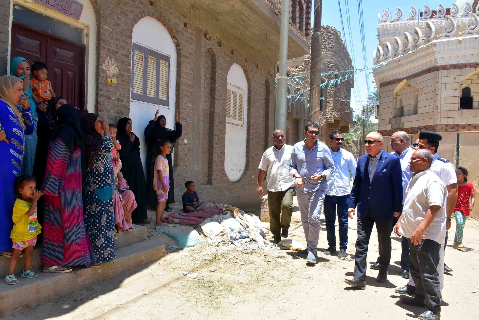 المحافظ يوجه بحل عاجل لمشكلة المياه السطحية بقرية النمسا