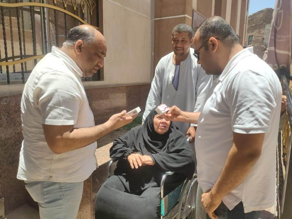 لقاء المواطنين ومتابعة توفير الأدوية لهم بالوحدات