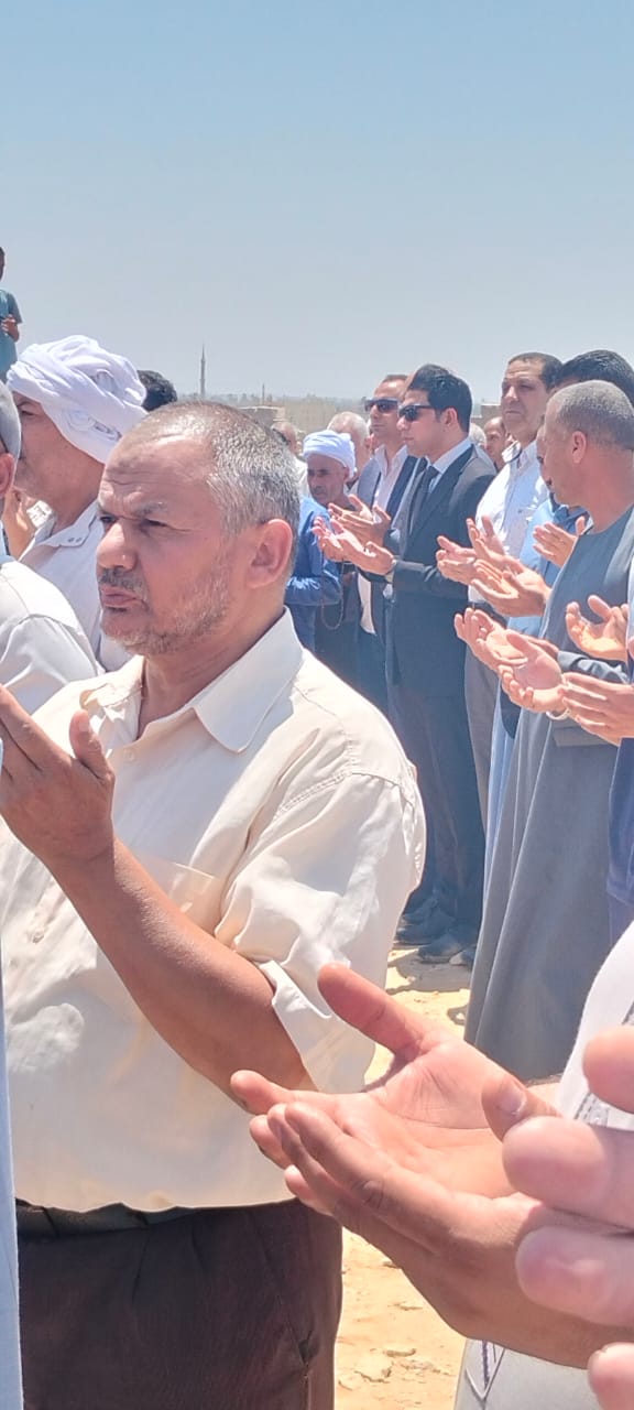 تشييع جثمان محمد كامل مدير العلاقات العامة بسوهاج (2)