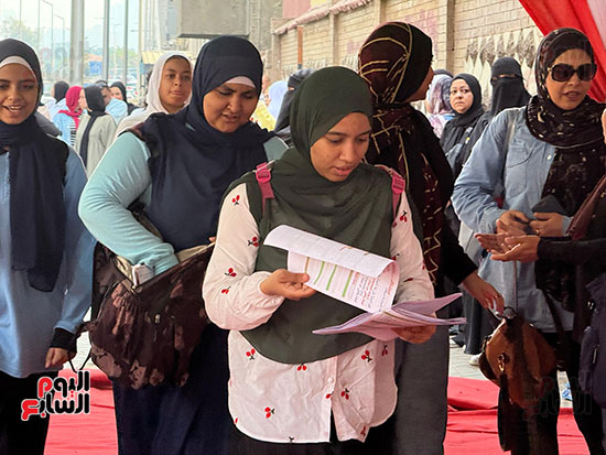 توافد طلاب الثانوية العامة على لجان الامتحانات لأداء اللغة الأجنبية الثانية (1)