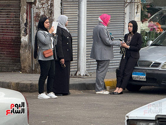 الأمهات ينتظرن أبناءهن أمام لجان الثانوية العامة فى الجيزة (2)