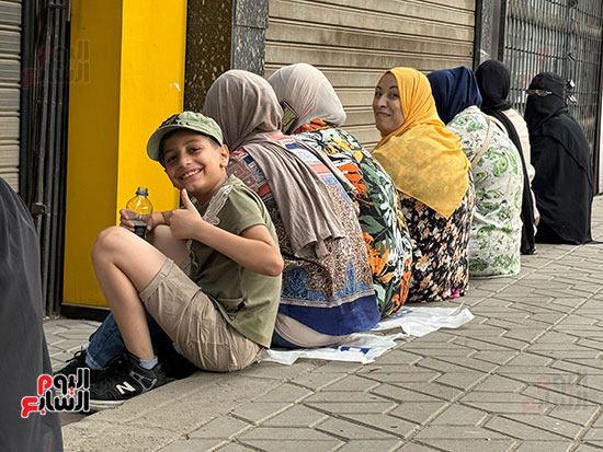الأمهات ينتظرن أبناءهن أمام لجان الثانوية العامة فى الجيزة (3)