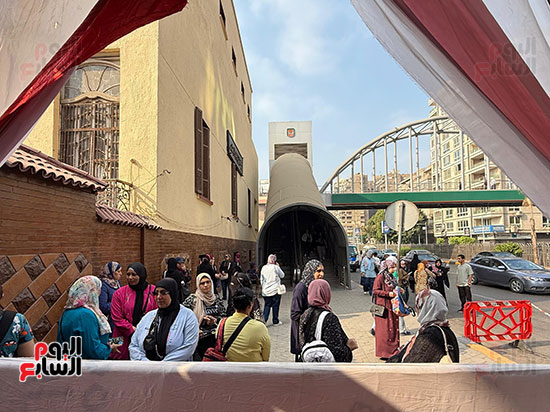 الأمهات ينتظرن أبناءهن أمام لجان الثانوية العامة فى الجيزة (6)
