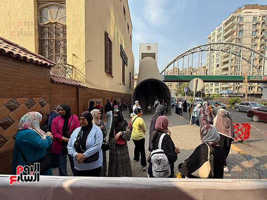 الأمهات ينتظرن أبناءهن أمام لجان الثانوية العامة فى الجيزة (7)