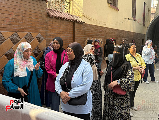 الأمهات ينتظرن أبناءهن أمام لجان الثانوية العامة فى الجيزة (4)