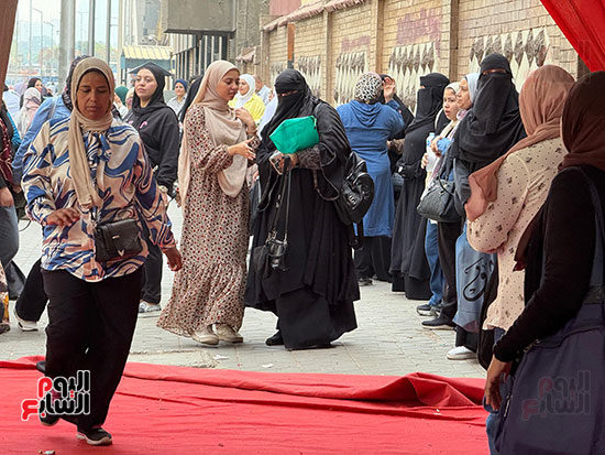 الأمهات ينتظرن أبناءهن أمام لجان الثانوية العامة فى الجيزة (9)