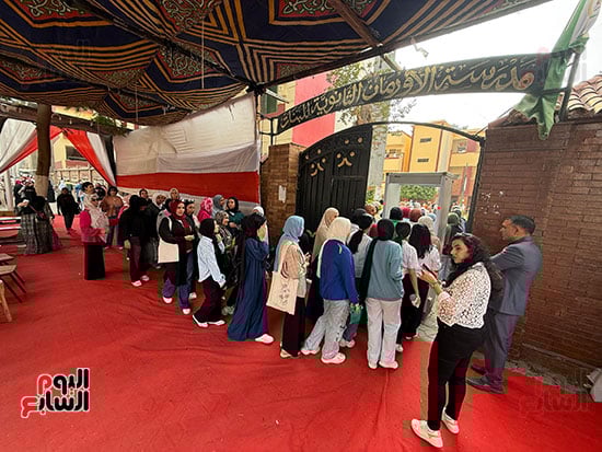إجراءات تفتيش طلاب الثانوية بالجيزة قبل بدء امتحان اللغة الأجنبية الثانية (6)