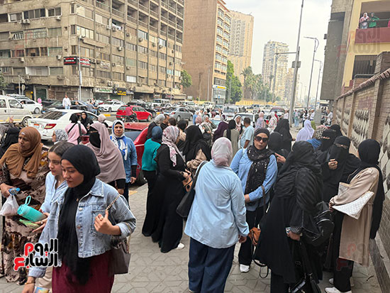  الأمهات ينتظرن أبناءهن أمام لجان الثانوية العامة فى الجيزة (8)