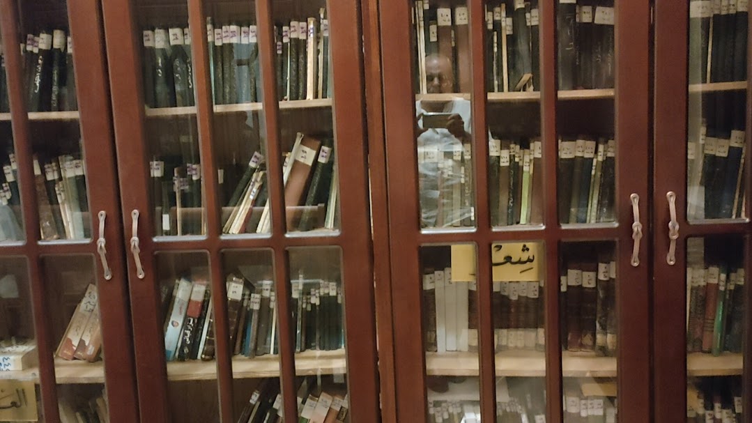كتب داخل المكتبة (1)