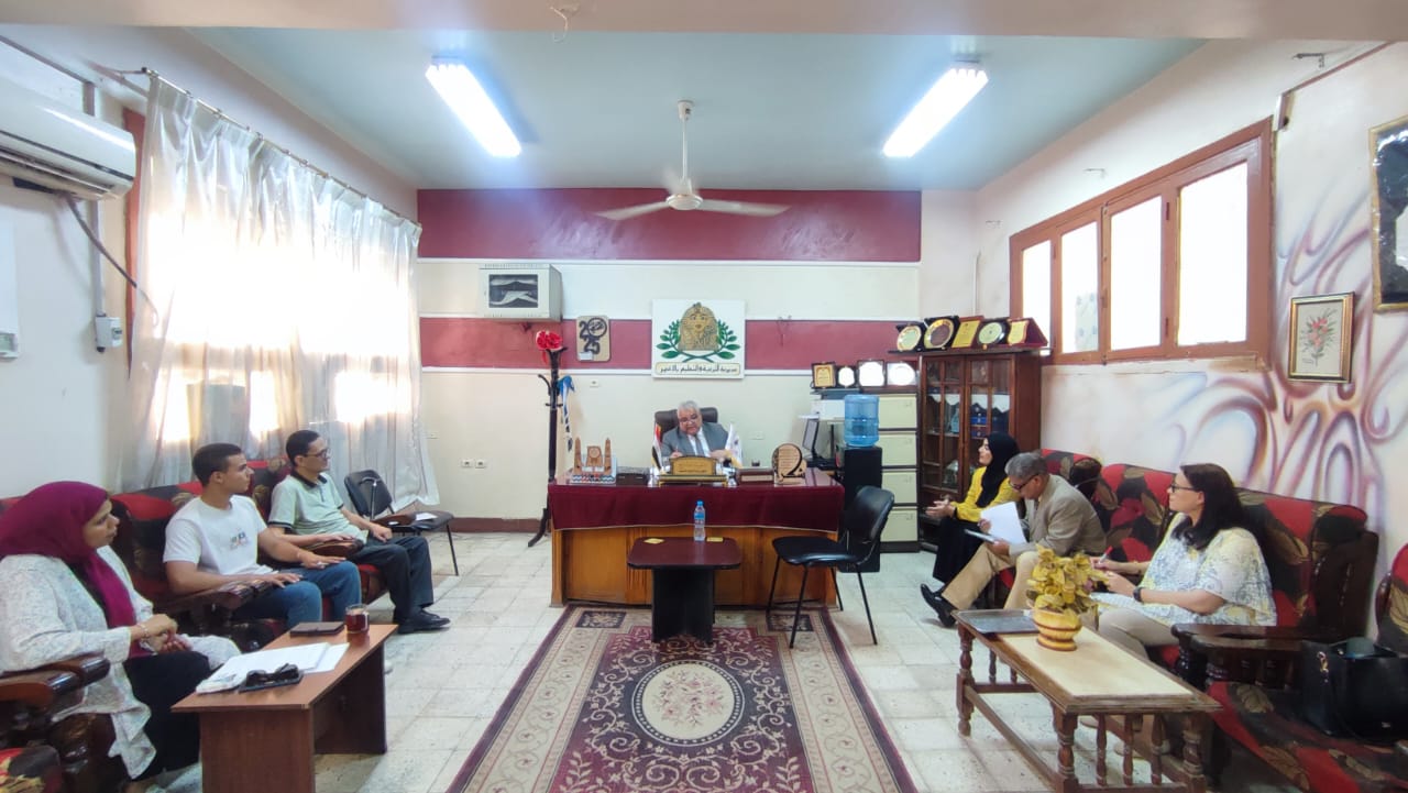 وكيل التعليم يبحث النموذج العربي للجودة بالأقصر